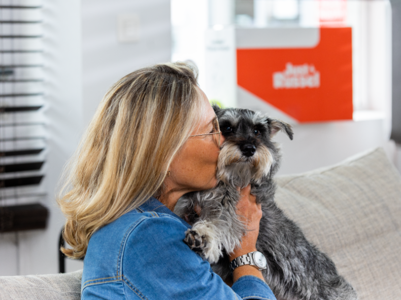 vrouw knuffelt hond